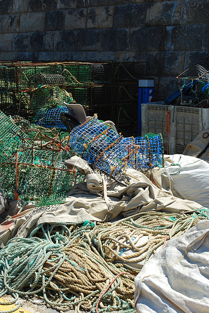 葡萄牙卡斯凯港的旧渔用设备 葡萄牙工具笼子港口海岸龙虾工艺螃蟹纱架篮子绳索图片
