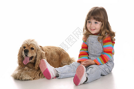 女童和狗婴儿宠物孩子白色猎犬生活童年女孩动物图片