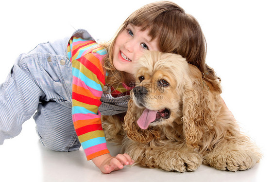 女童和狗白色动物婴儿孩子童年宠物猎犬生活女孩图片