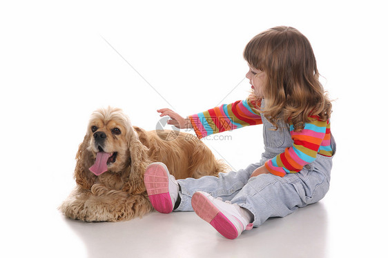 美丽的小女孩和小狗狗婴儿猎犬宠物孩子白色动物生活女孩童年图片