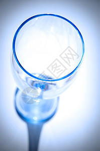 蓝玻璃反射高脚杯杯子不倒翁餐厅蓝色酒吧脆弱性饮料口渴图片
