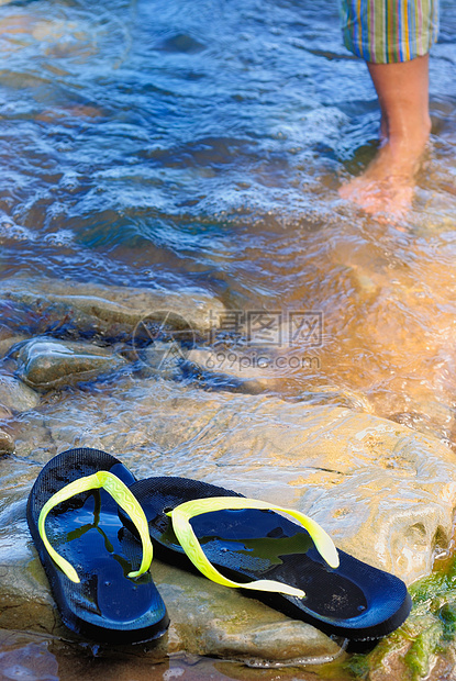 剪贴纸拖鞋液体温泉支撑石头卵石海岸凉鞋流动季节图片