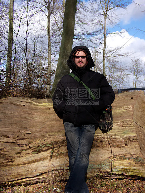 巨树男人木材绳索风险分支机构森林木头工作砍伐四肢图片