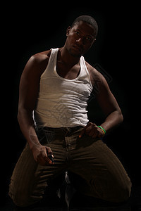 年轻非洲男子美裔文化男生岩石歌手男性男人青少年乐趣衣服黑色图片
