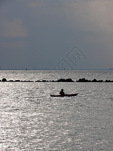 日落时的Kayak荒野溪流旅行男人娱乐海洋运动员激流独木舟享受图片