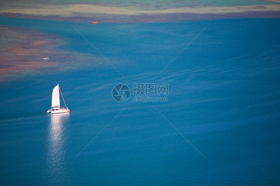 海上小船旅行闲暇航行巡航游艇风景蓝色冒险海洋假期图片