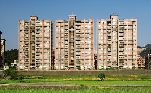 拥有草地公寓的城市景观房子财产晴天风景不动产家庭建筑学草地住宅财富图片