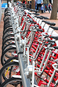 在西班牙巴塞罗那市停泊的自行车图片