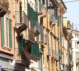 意大利维罗纳的外墙建筑假期城市旅游阳台建筑学吸引力房子街道旅行图片