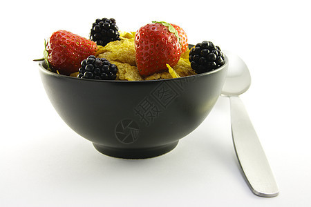黑碗里的玉米片和水果 还有勺子图片