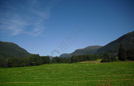 田地和山山山脉背景图片