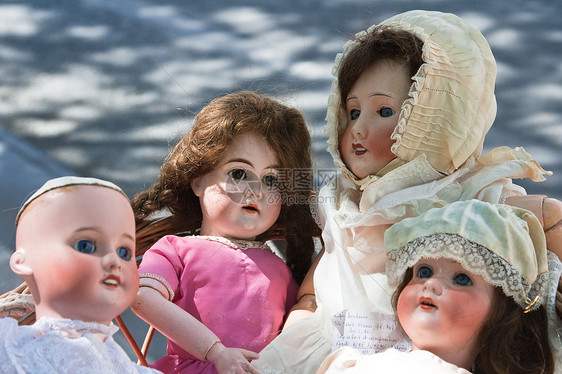 巴黎跳蚤市场室外的古董娃娃图片