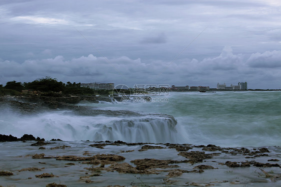 暴风天气气旋冲浪雷雨海岸线波浪蓝色季风灾难季节气候图片