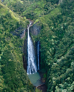 Kauai山瀑布的空中观察图片