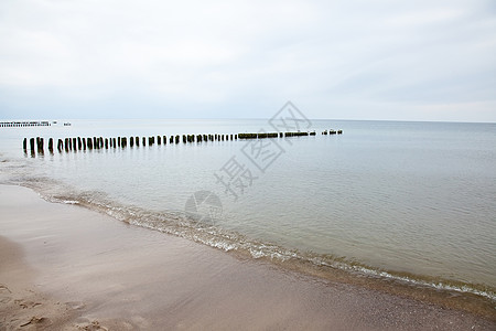 隔水海滩风暴地平线海洋海岸防御支撑保护海岸线木头图片