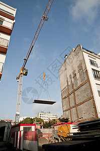 携带混凝土板块的黄起重机院子仓库黄色天空建造建筑电缆出租车金属工作图片