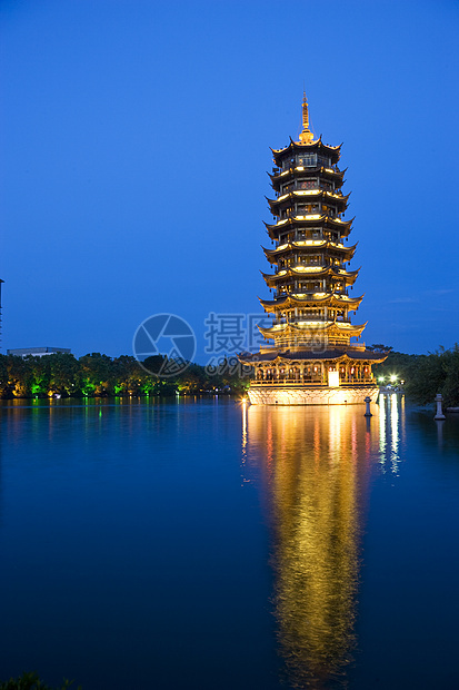 中国桂林太阳塔漂浮历史性寺庙月亮青铜建筑物宗教宝塔双胞胎建筑图片