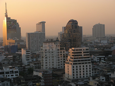曼谷天线城市高层住宅日落天际背景图片