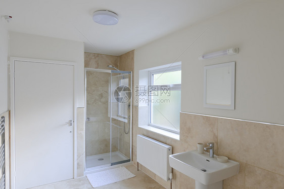 旅馆洗手间酒店玻璃白色淋浴镜子毛巾散热器浴室窗户棕色图片