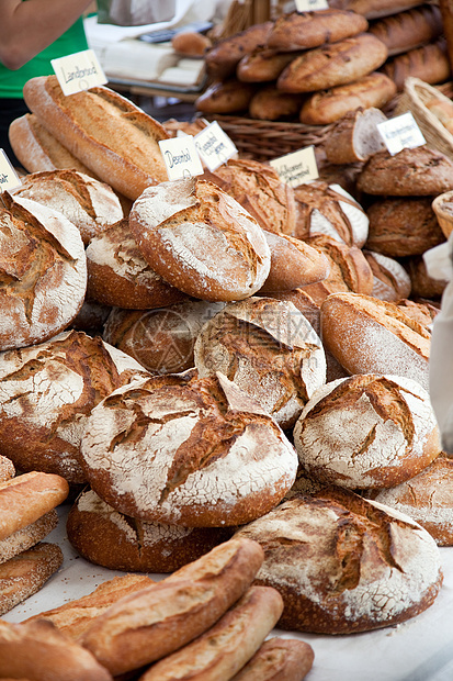 新鲜面包小贩拓荒者农民工匠市场烘烤生产销售量摊位食物图片