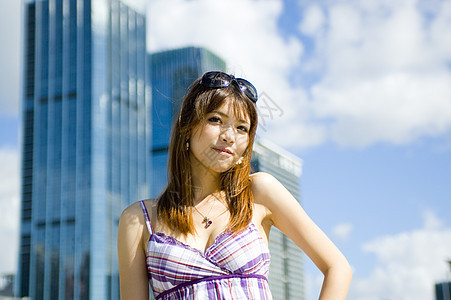 城里的时装中国女孩色调建筑学办公室景观女性大都会天空城市公民天气图片