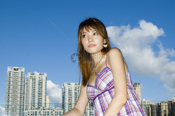 城里的时装中国女孩女性景观中心天空建筑物城市大都会女孩女士公民图片