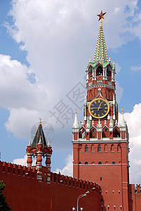 莫斯科红广场上的克里姆林宫斯帕斯斯卡雅塔尖顶纪念馆树木中心建筑艺术天空地标时间历史图片
