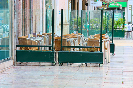 街头咖啡厅中的空桌假期扶手露天座位闲暇街道椅子休息时间休息室图片