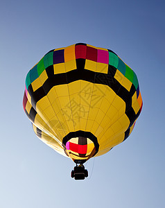 热气球飞向天空图片