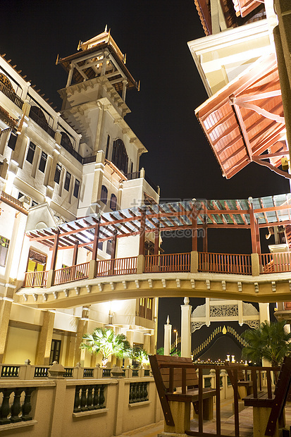 传统的马来西亚建筑在晚上房地产财产文化度假村不动产建筑学酒店图片