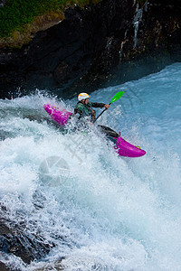 挪威的瀑布活力紫丁香行动运动员活动力量荒野假期风险男人图片