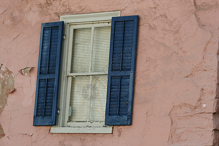 旧窗口玻璃百叶窗蓝色粉色木头建筑学背景图片