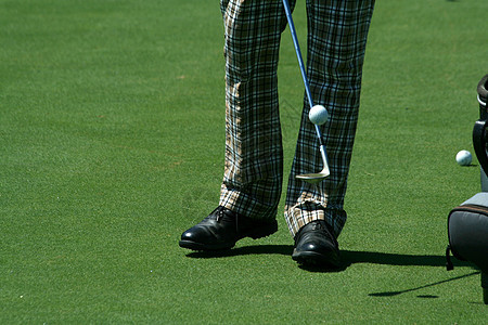 Golfer 玩高尔夫球 穿着旧裤子游戏课程绿色戏法运动俱乐部背景图片