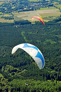 滑翔机空气闲暇线条爱好山脉爬坡蓝色自由冒险森林图片