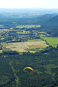 滑翔机闲暇空气爬坡降落伞冒险森林爱好山脉天篷天空图片