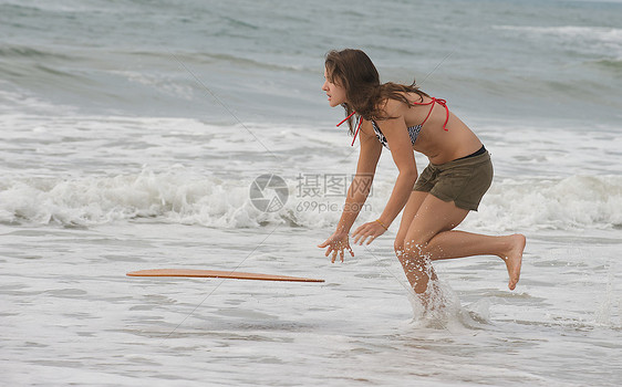 少女扔滑雪板冲浪图片