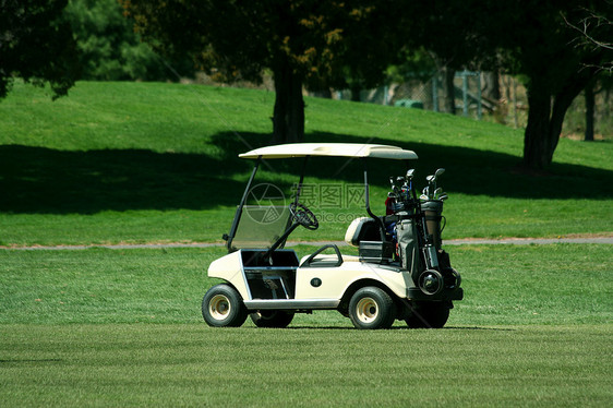 球道上的高尔夫手推车图片