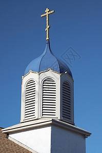 教堂尖塔对蓝天背景图片