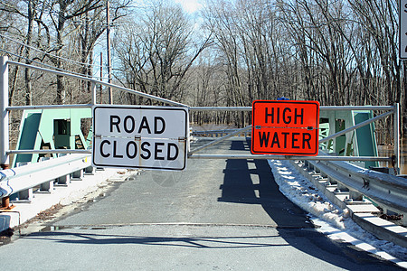 桥梁上被淹水道路封闭的标志图片