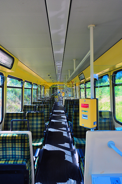 卡尔斯鲁厄上下班火车运输旅行车站过境电车黄色管子通勤者图片