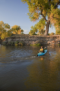 Kakaker在河对面划船图片