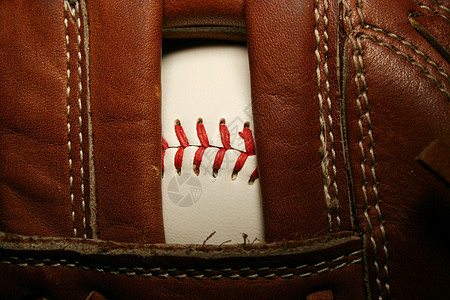 手套中的棒球垒球游戏活动体育场运动场闲暇联盟绿色场地娱乐图片