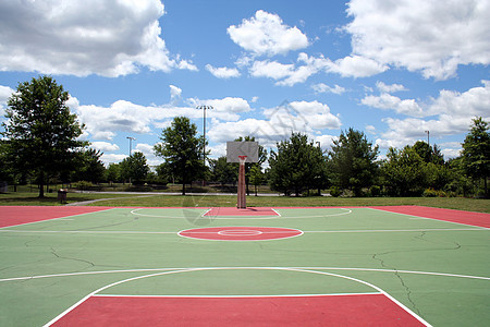 篮球法庭娱乐树木锻炼运动员白色分数蓝色游戏红色运球图片
