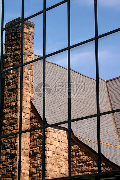 玻璃窗口中的教堂反射图片