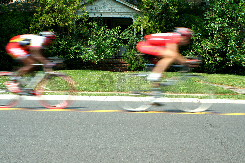 模糊运动自行车赛旅游运动员行动男性速度自行车街道男人课程活动图片