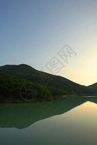 森林中的湖泊石头木头环境蓝色公园反射天空地平线生态阳光图片