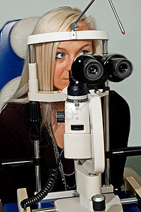 年轻女性检查视力的年轻女性眼科眼睛测试医生验光师配镜师光学图片