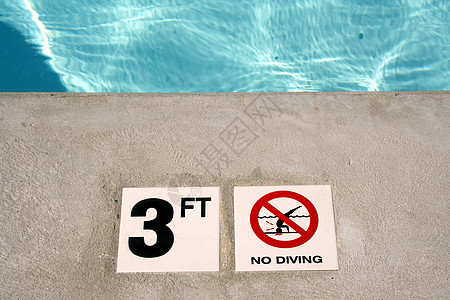 游泳池深度标记漂浮水泥脚步反射活动液体酒店楼梯水池太阳图片