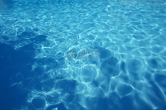 游泳池水楼梯漂浮蓝色脚步梯子太阳潜水休闲水泥液体图片