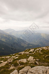 山山脉环境全景森林草地海拔顶峰风景阴影山脉天空图片